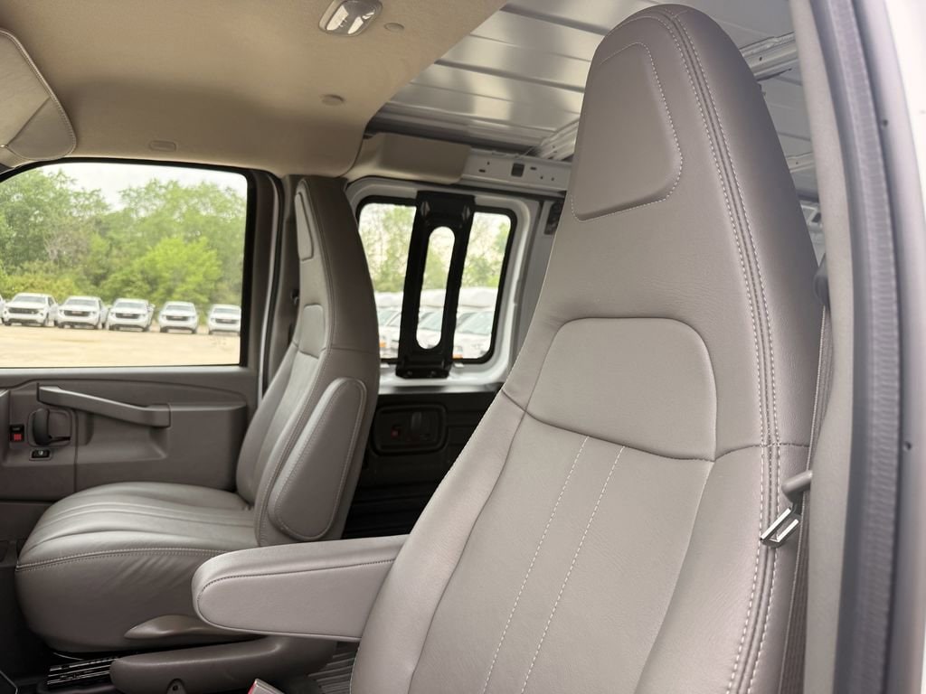 2025 Chevrolet Express Cargo Work Van - Photo 15