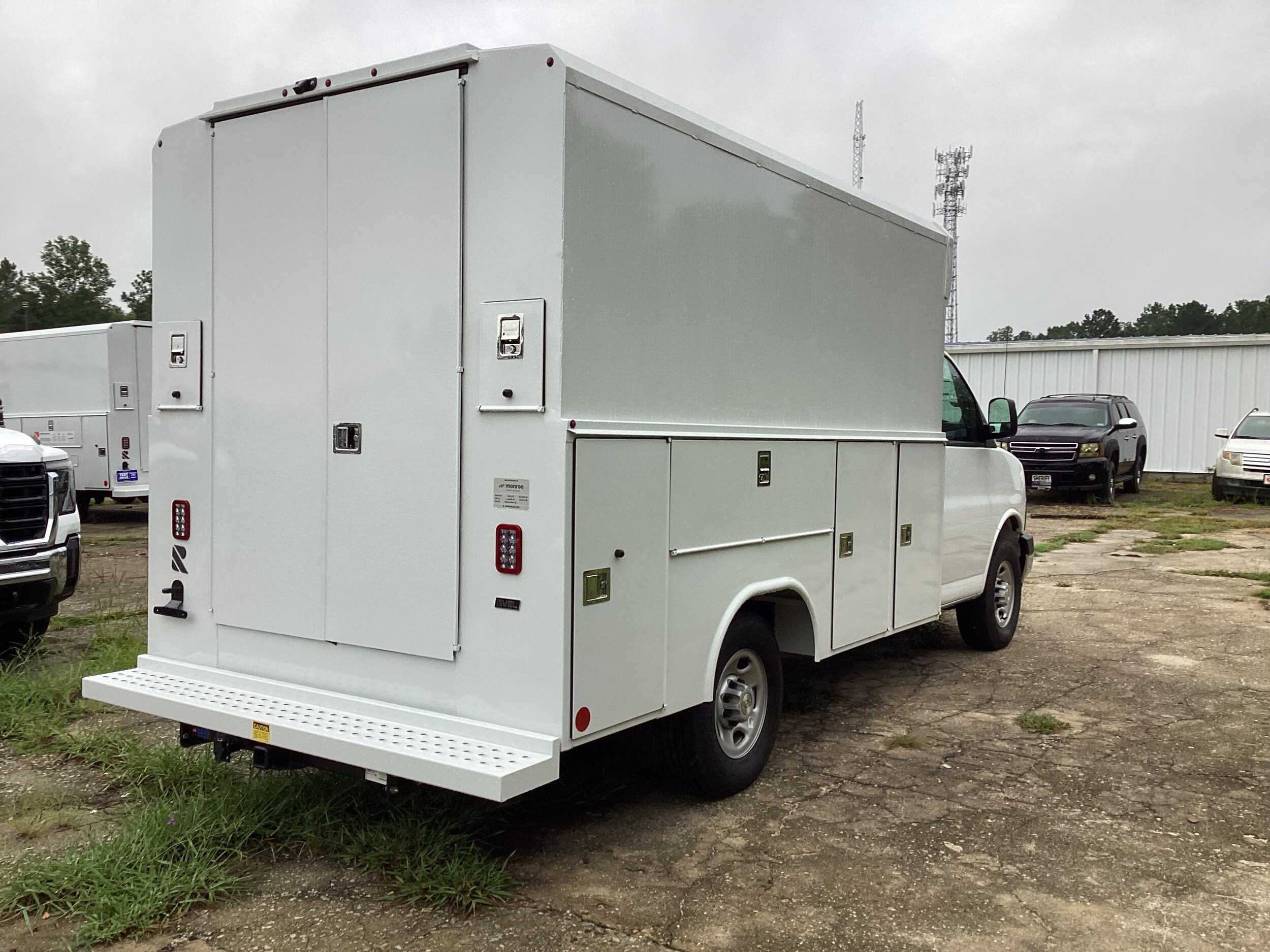 2025 Chevrolet Express 3500 Cutaway Van photo 3