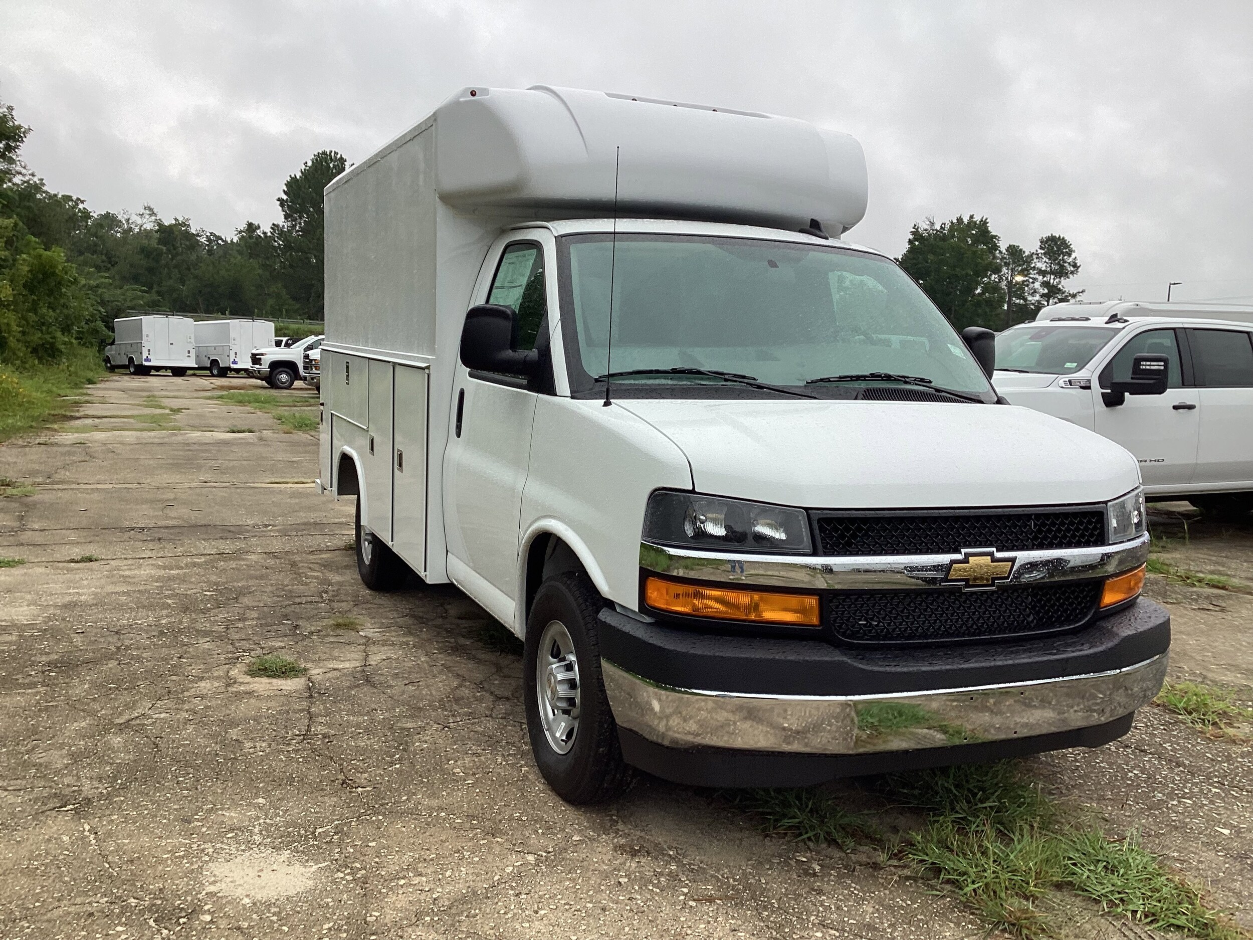2025 Chevrolet Express 3500 Cutaway Van photo 2