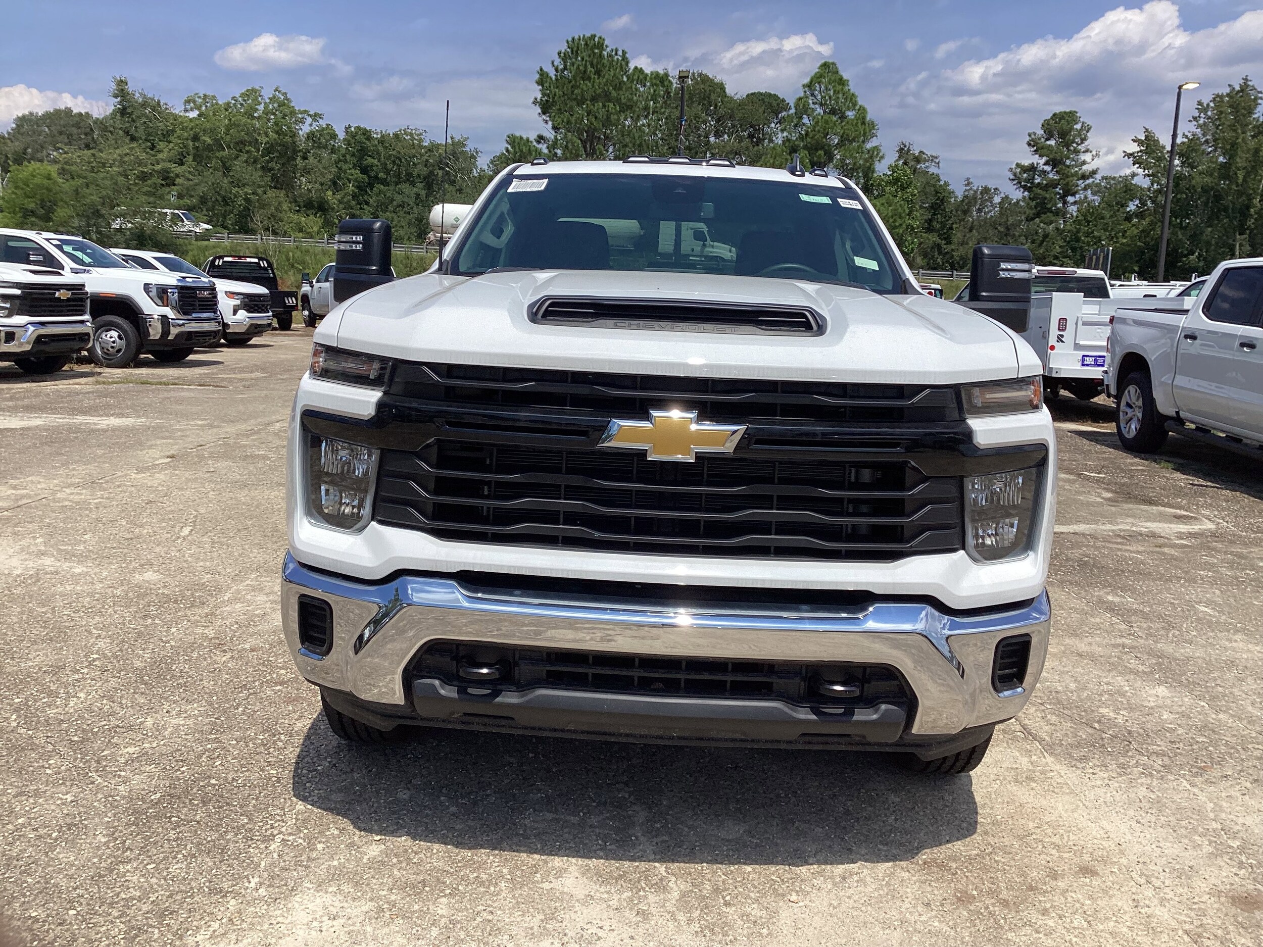 2025 Chevrolet Silverado 2500HD photo 2