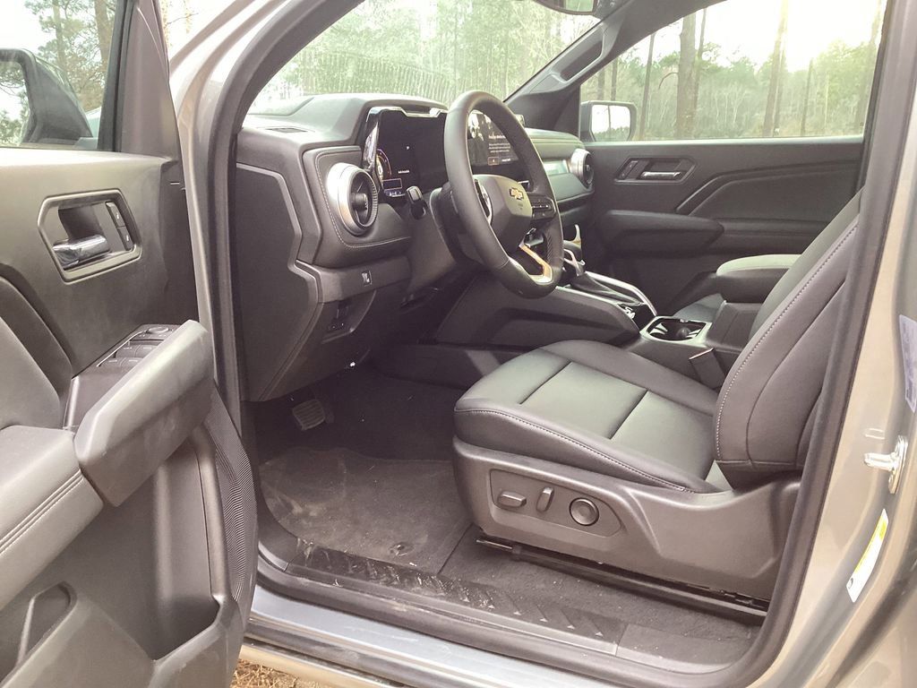 2025 Chevrolet Colorado LT - Photo 9