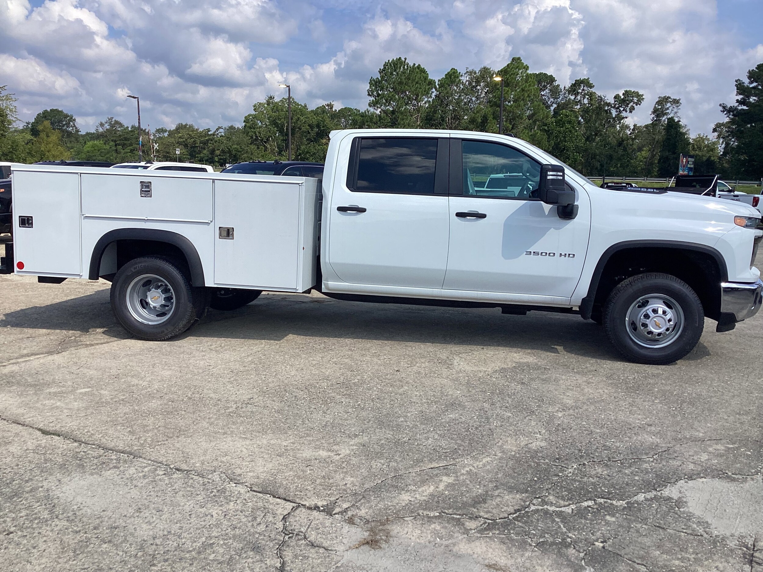 2025 Chevrolet Silverado 3500HD Work Truck photo 3