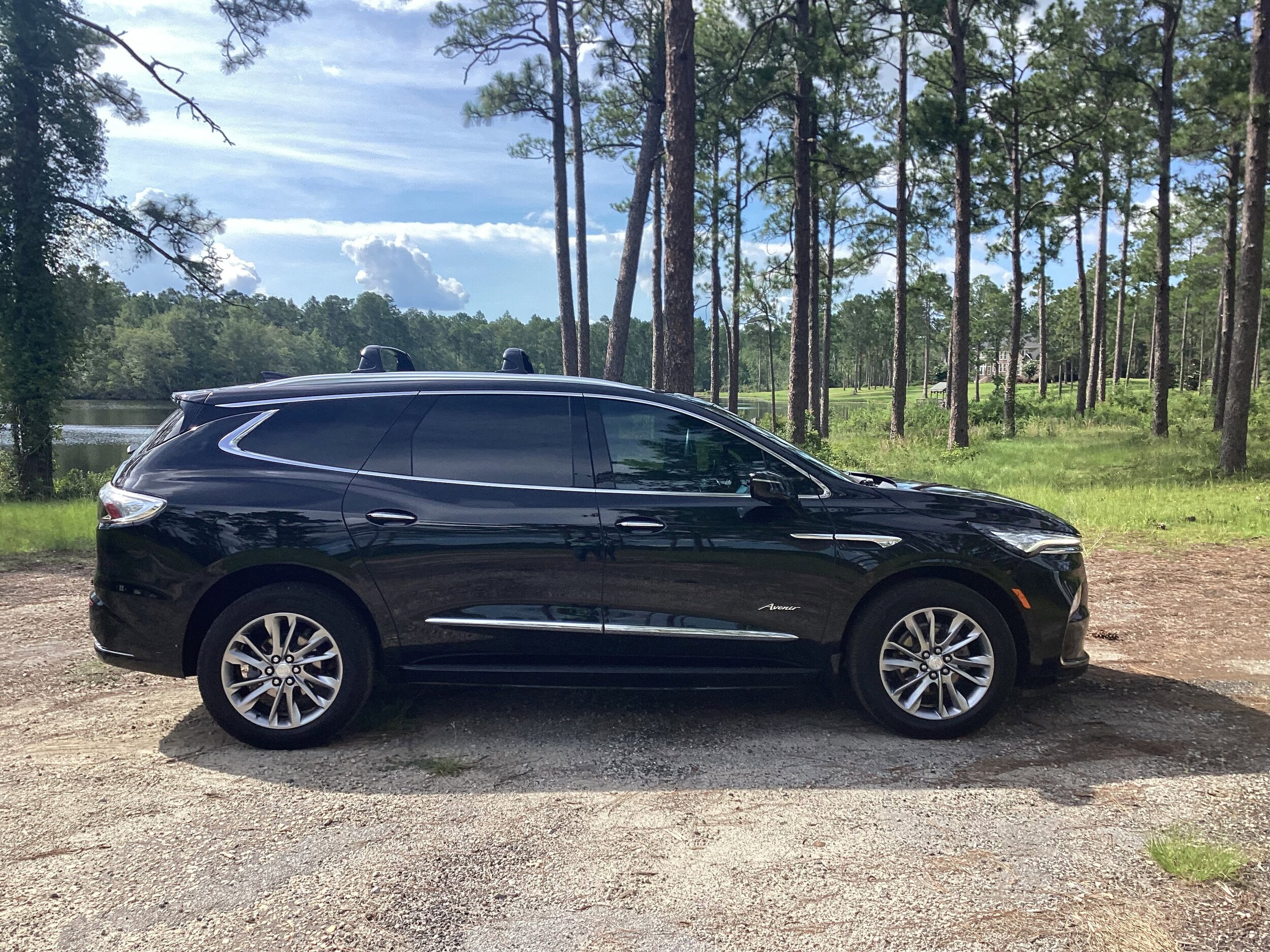 2022 Buick Enclave Avenir photo 2