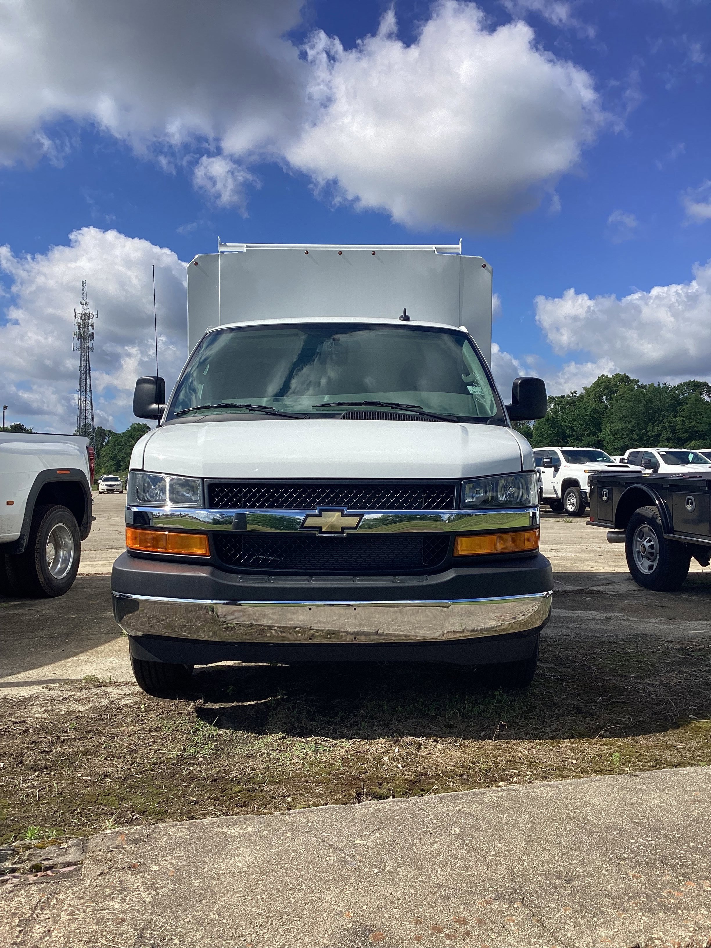 2025 Chevrolet Express Cutaway Base's photo