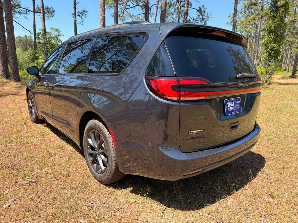 Used 2021 Chrysler Pacifica Touring Minivan