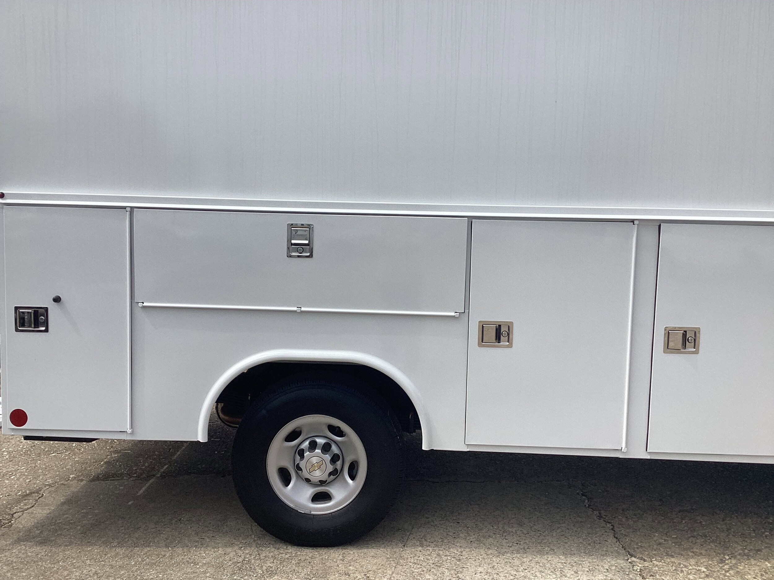 2025 Chevrolet Express 3500 Cutaway Van photo 2