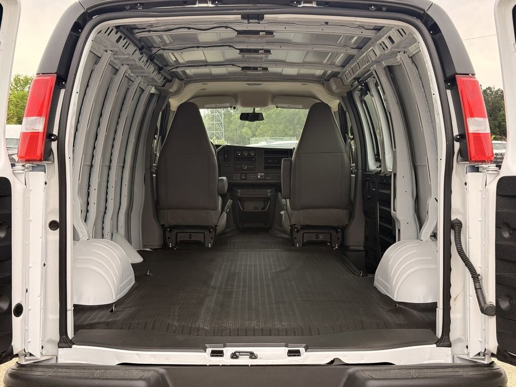 2025 Chevrolet Express Cargo Work Van - Photo 10