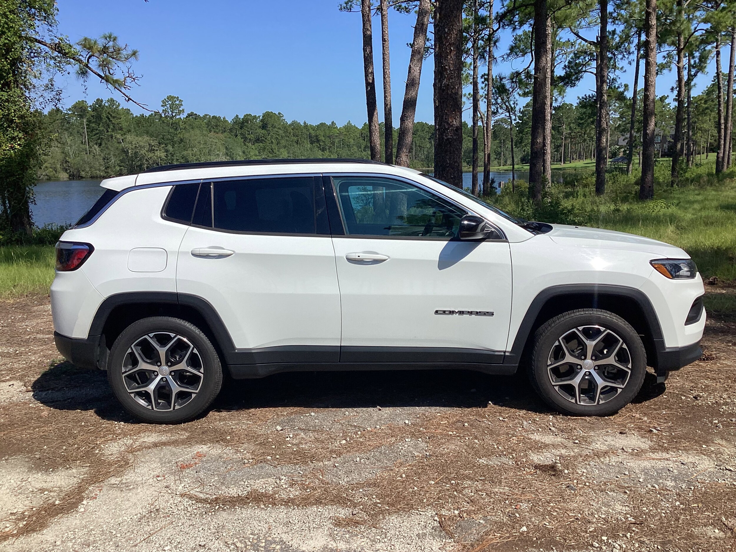 2024 Jeep Compass Latitude photo 3