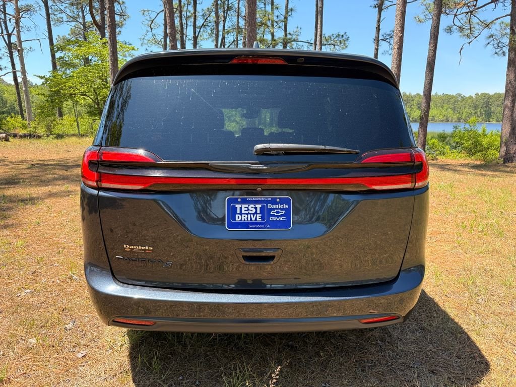 Used 2021 Chrysler Pacifica Touring Minivan