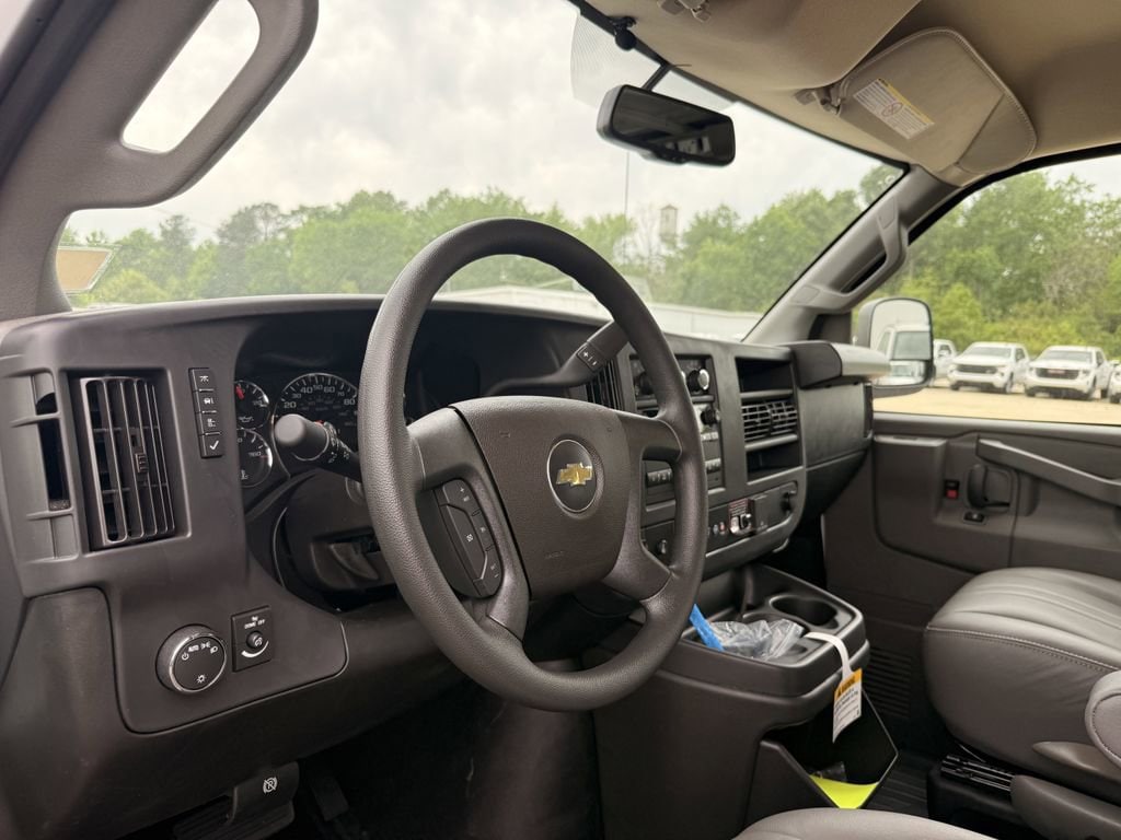 2025 Chevrolet Express Cargo Work Van - Photo 14