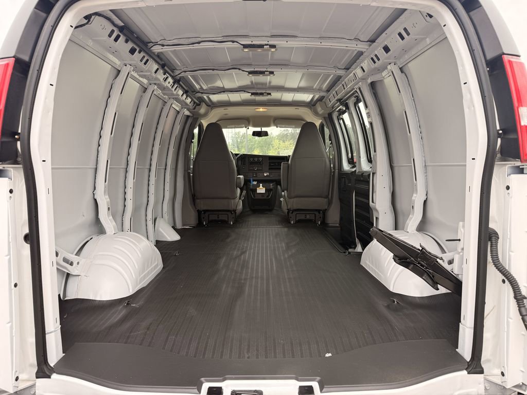 2025 Chevrolet Express Cargo Work Van - Photo 10
