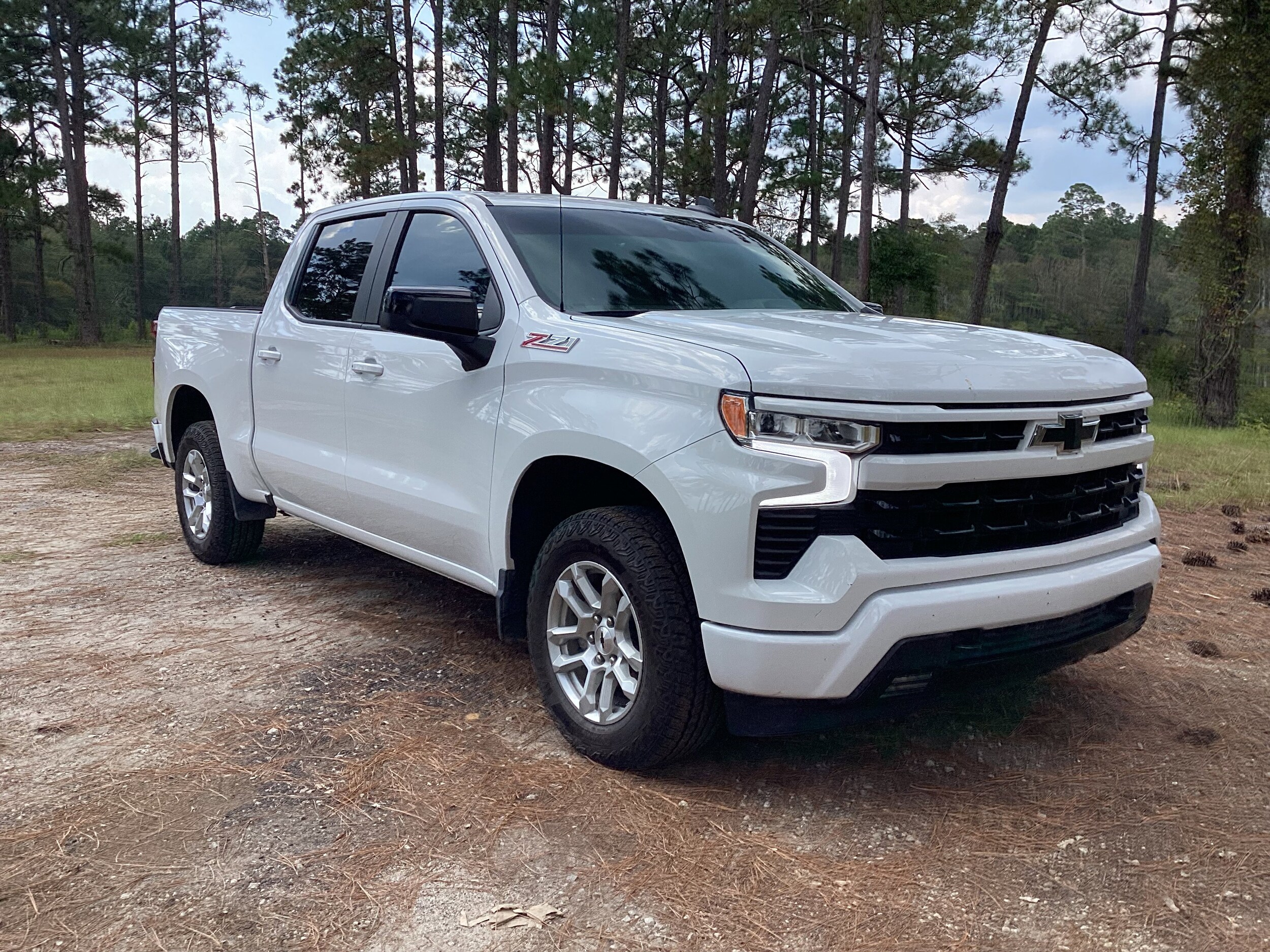 2024 Chevrolet Silverado 1500 RST photo 3