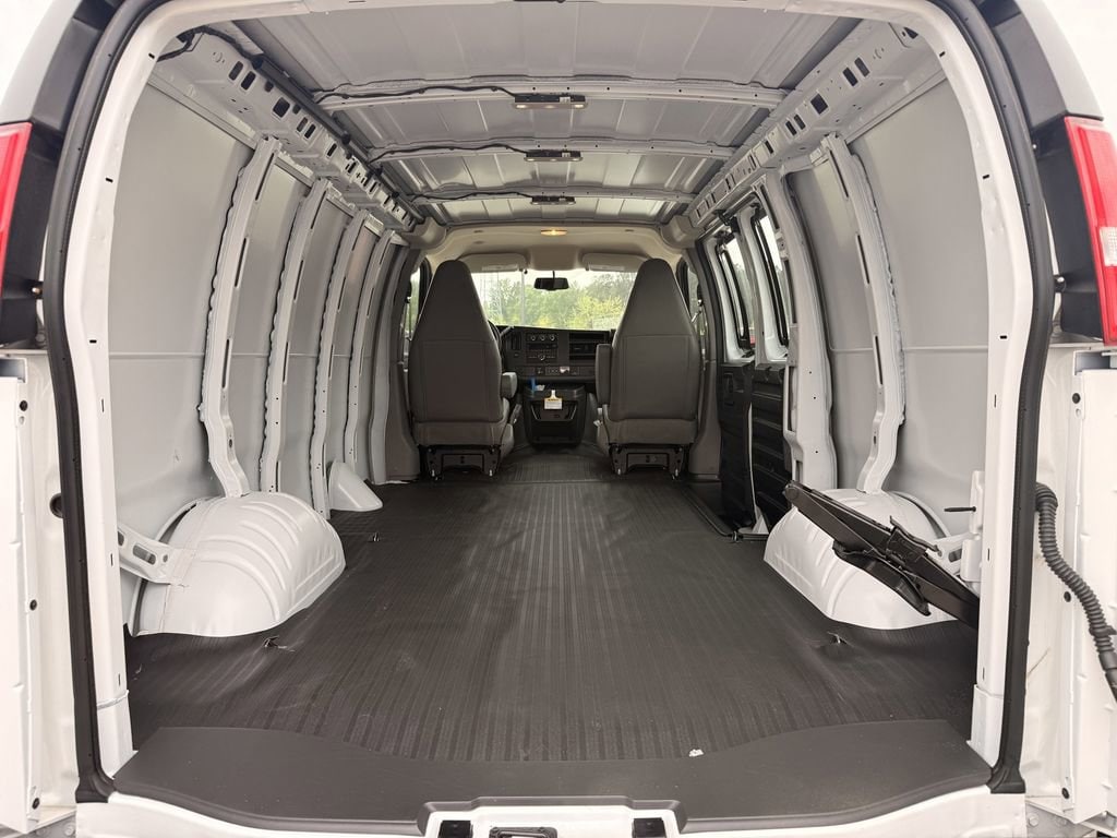 2025 Chevrolet Express Cargo Work Van - Photo 10