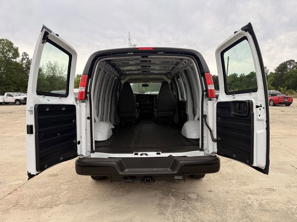 2025 Chevrolet Express Cargo Work Van - Photo 9