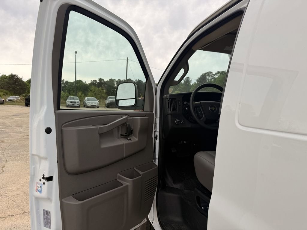 2025 Chevrolet Express Cargo Work Van - Photo 12