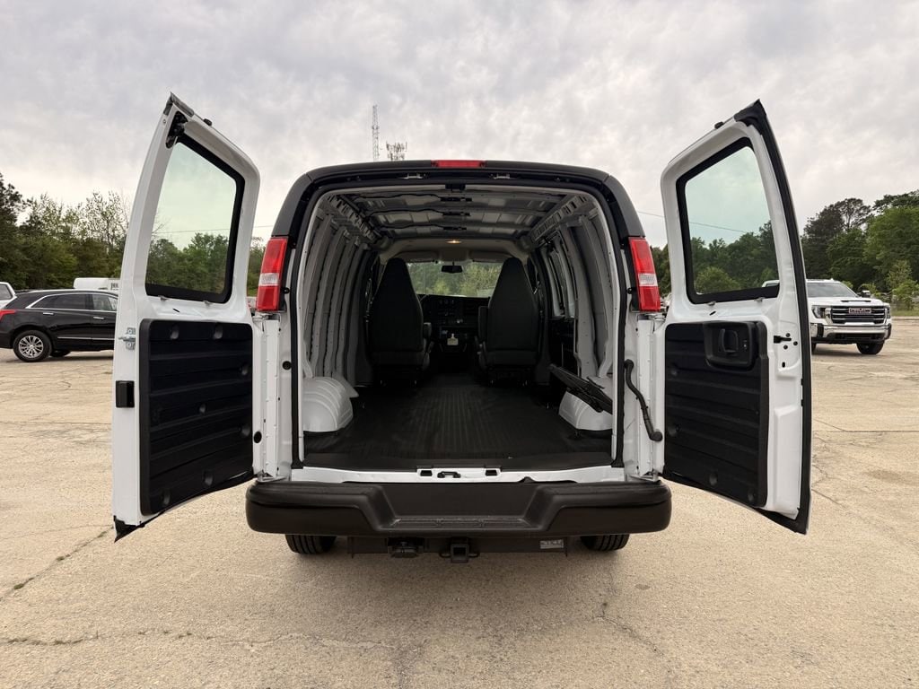 2025 Chevrolet Express Cargo Work Van - Photo 9