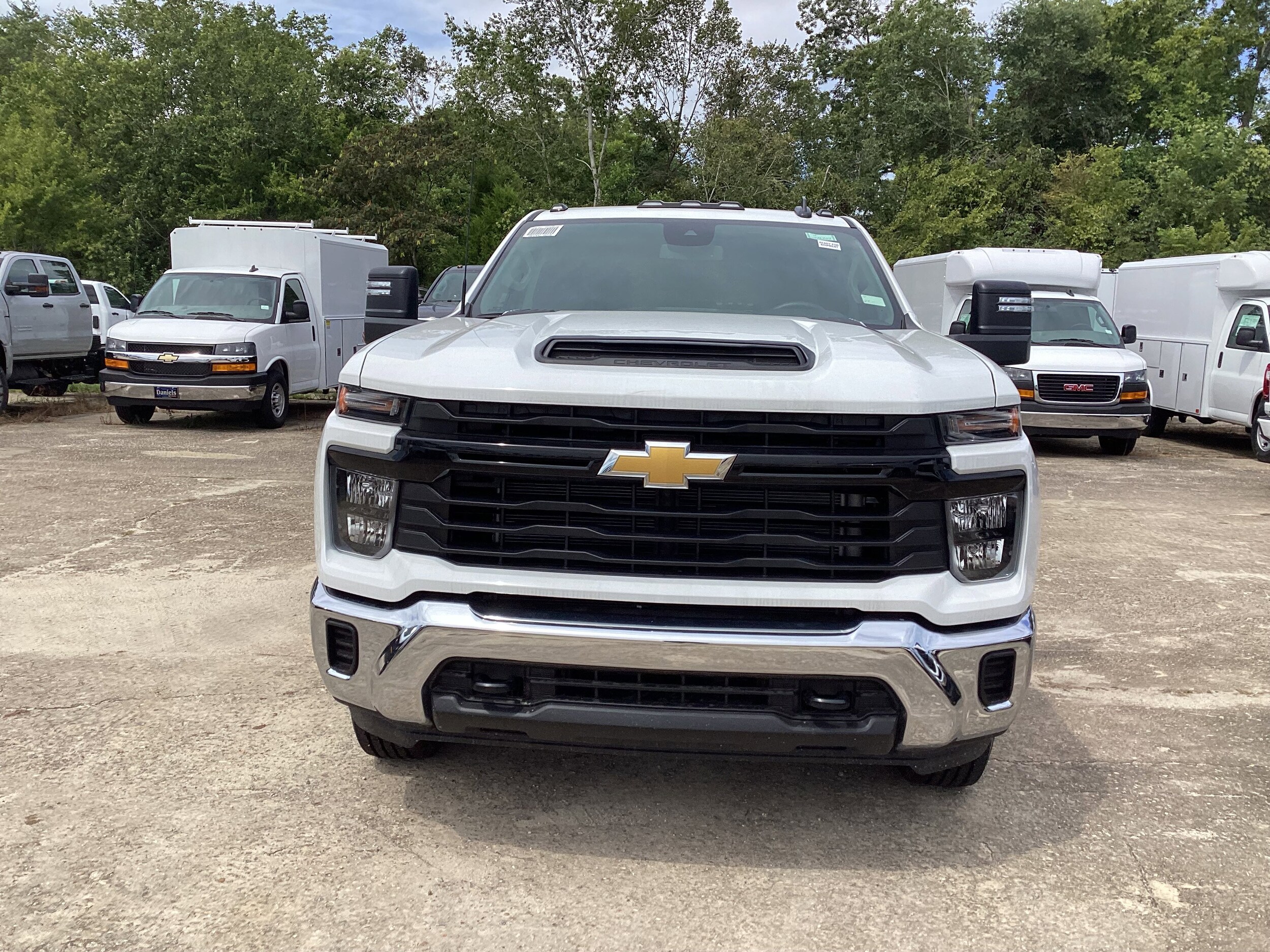 2025 Chevrolet Silverado 2500HD photo 2