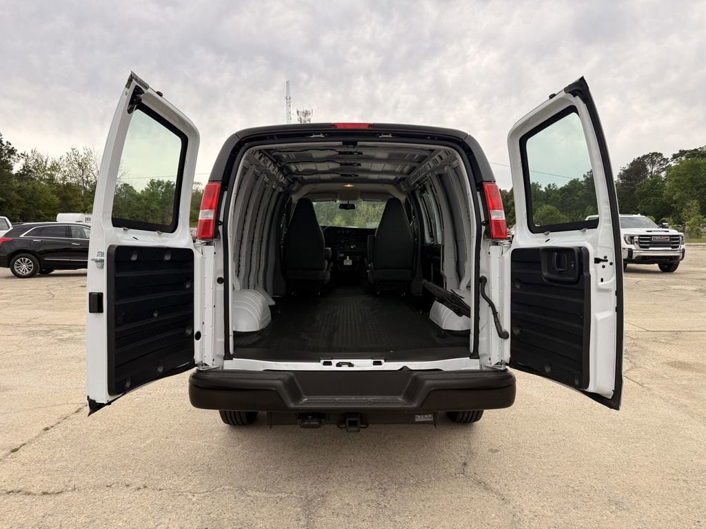 2025 Chevrolet Express Cargo Work Van - Photo 9