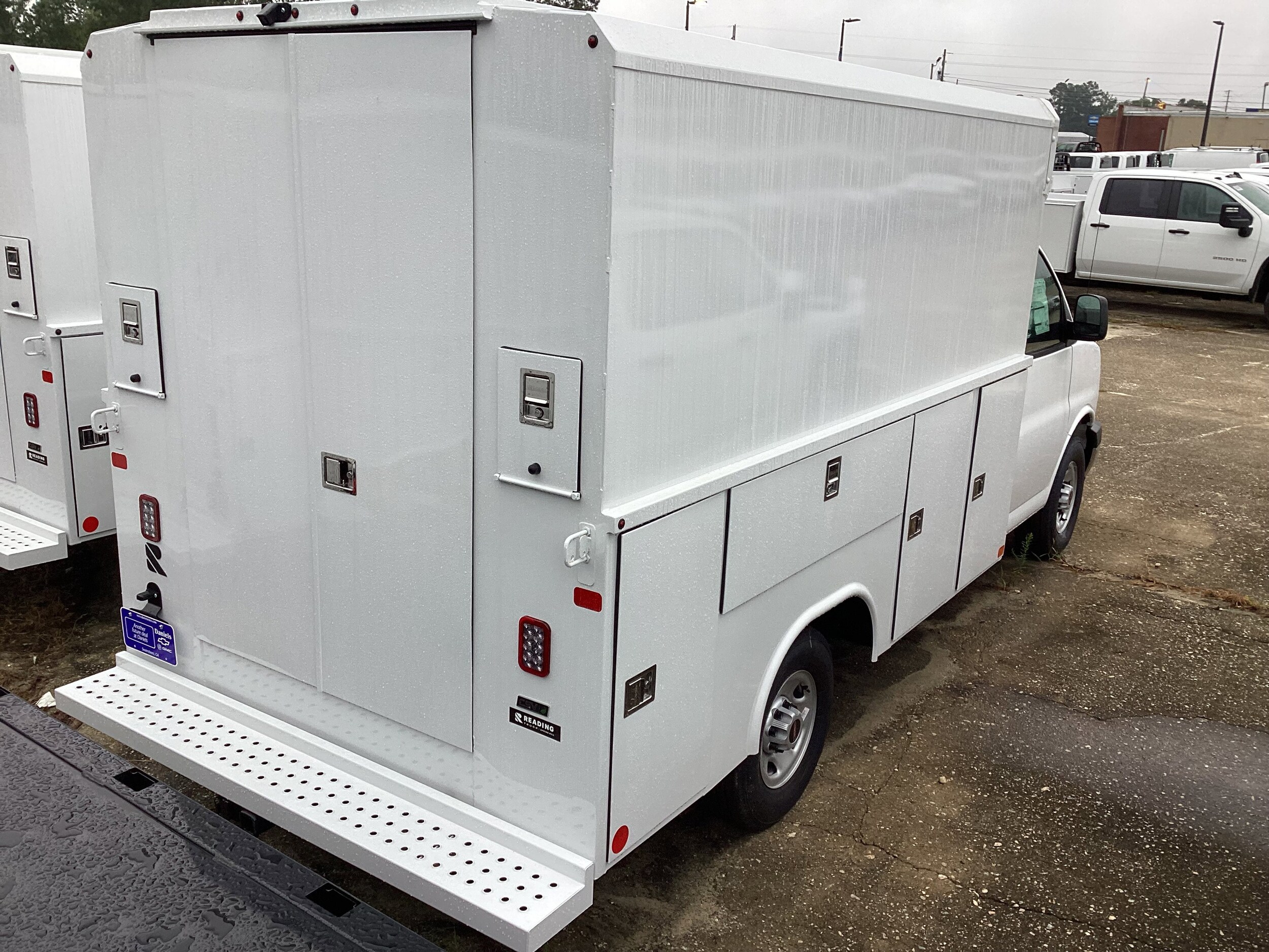 2025 Gmc Savana 3500 Cutaway photo 2