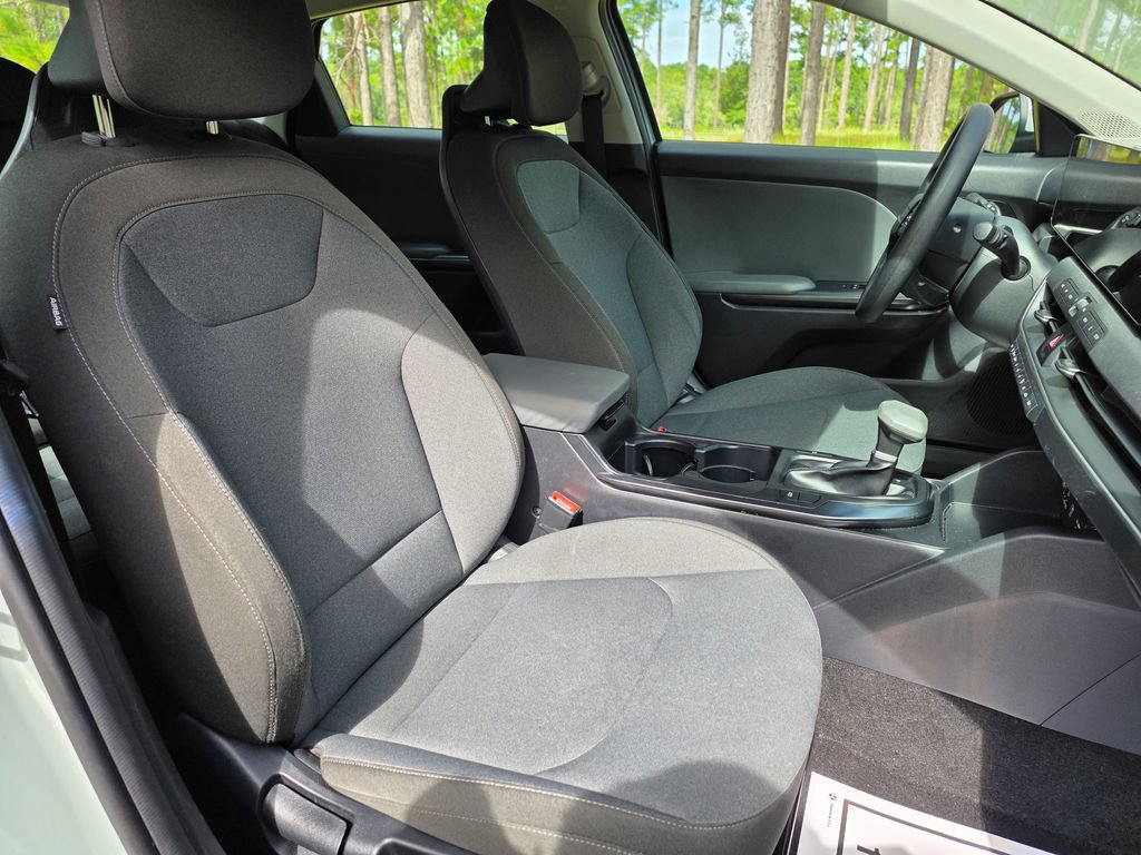 2025 Kia K4 LXS - Photo 24