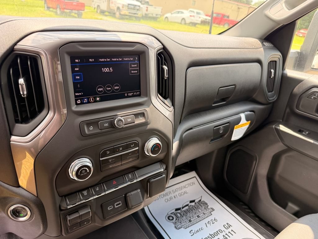 2025 GMC Sierra 3500 Chassis Cab Pro - Photo 17