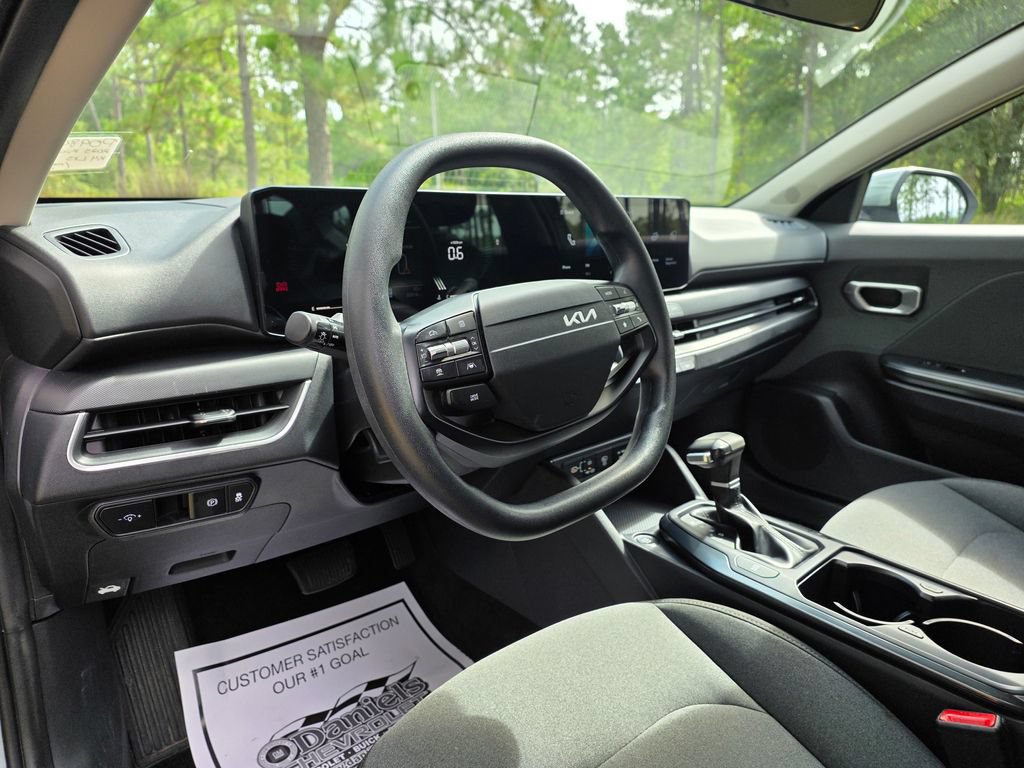 2025 Kia K4 LXS - Photo 11