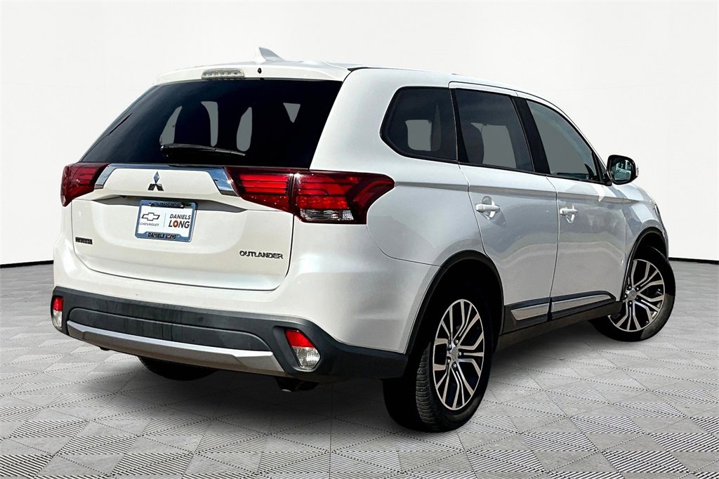 2018 Mitsubishi Outlander SE photo 2