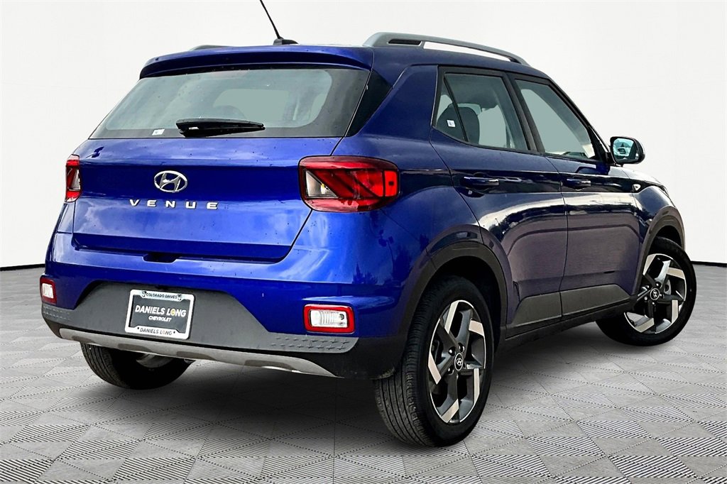 2023 Hyundai Venue SEL photo 2