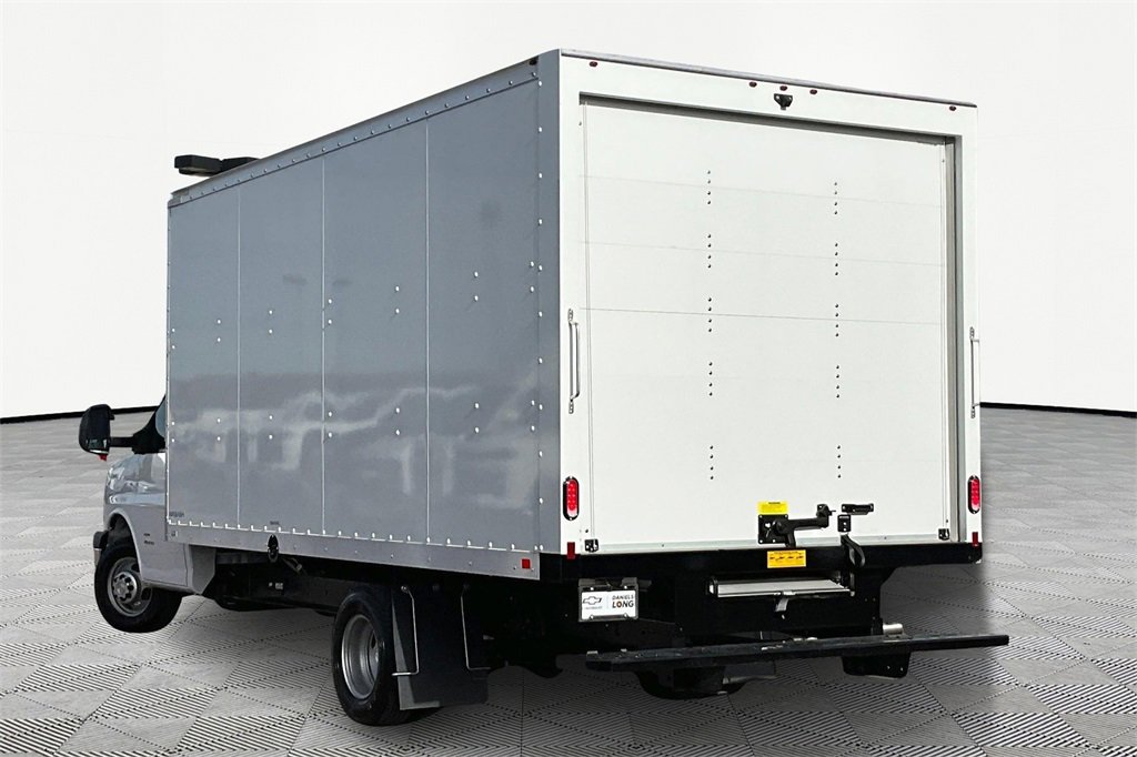 2024 Chevrolet Express Cutaway photo 3