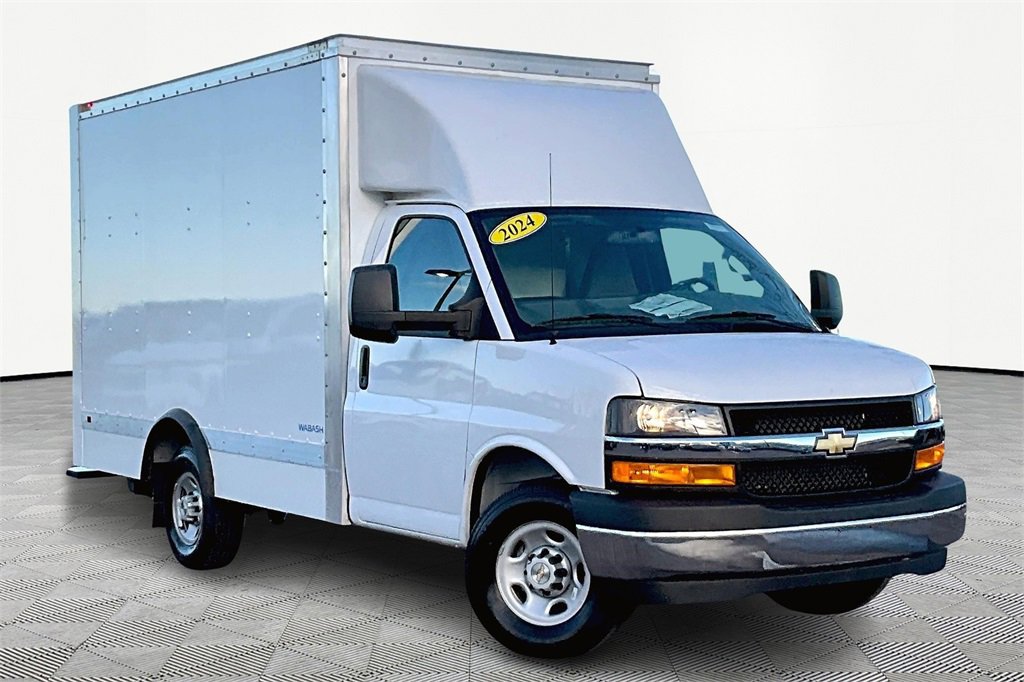 2024 Chevrolet Express Cutaway 3500 photo 2
