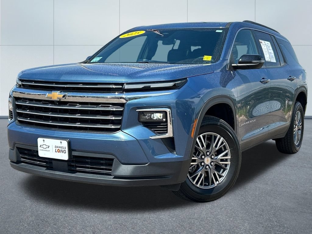 Used 2025 Chevrolet Traverse LT SUV