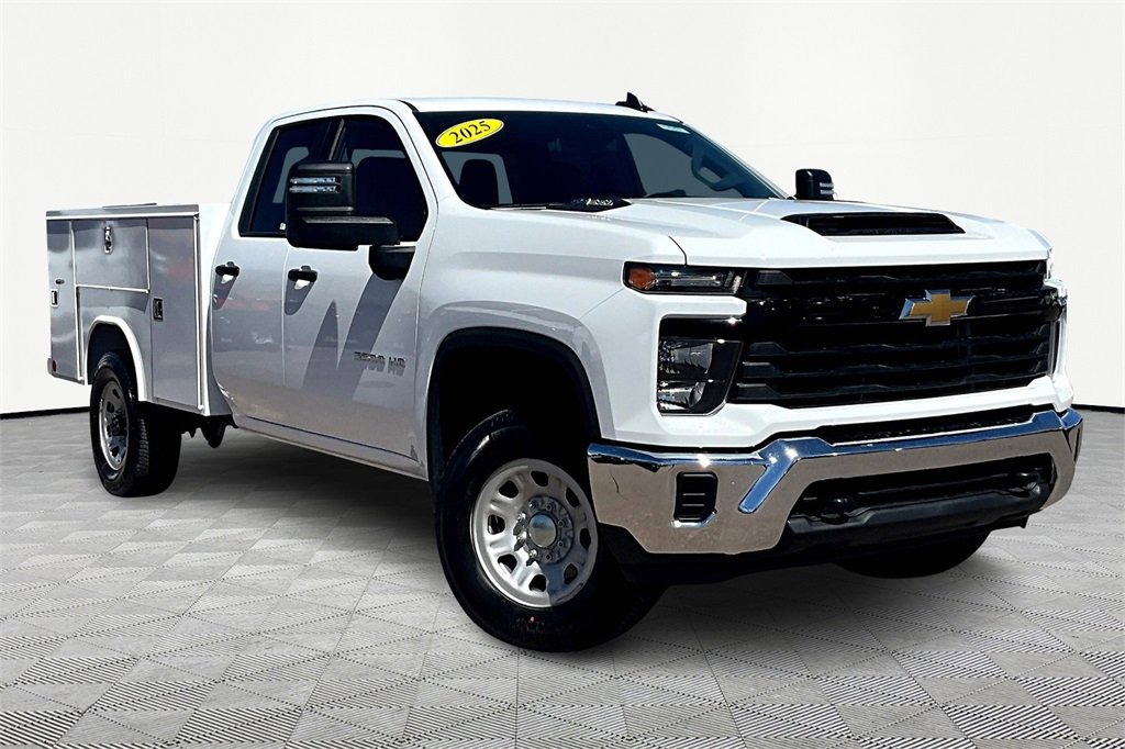 2025 Chevrolet Silverado 3500HD photo 2