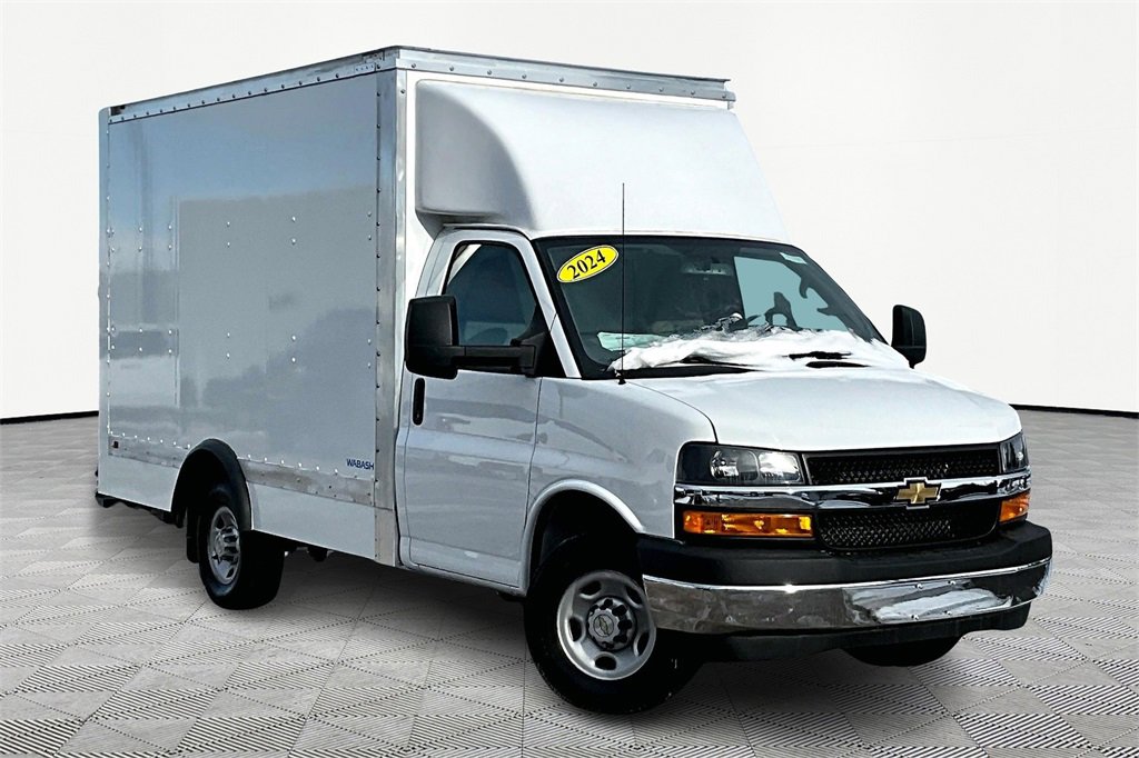 2024 Chevrolet Express Cutaway 3500 photo 2