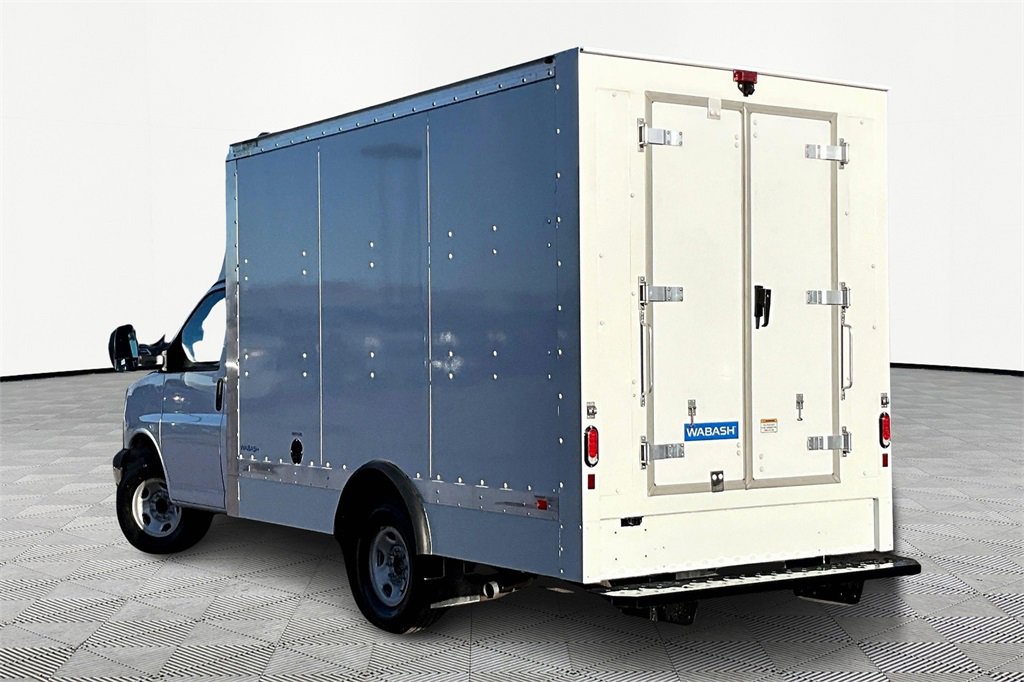 2024 Chevrolet Express Cutaway 3500 photo 3