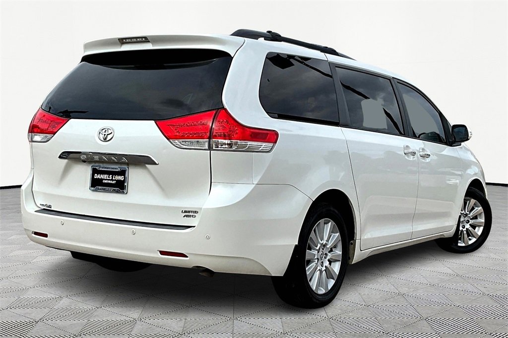 2013 Toyota Sienna Limited photo 2