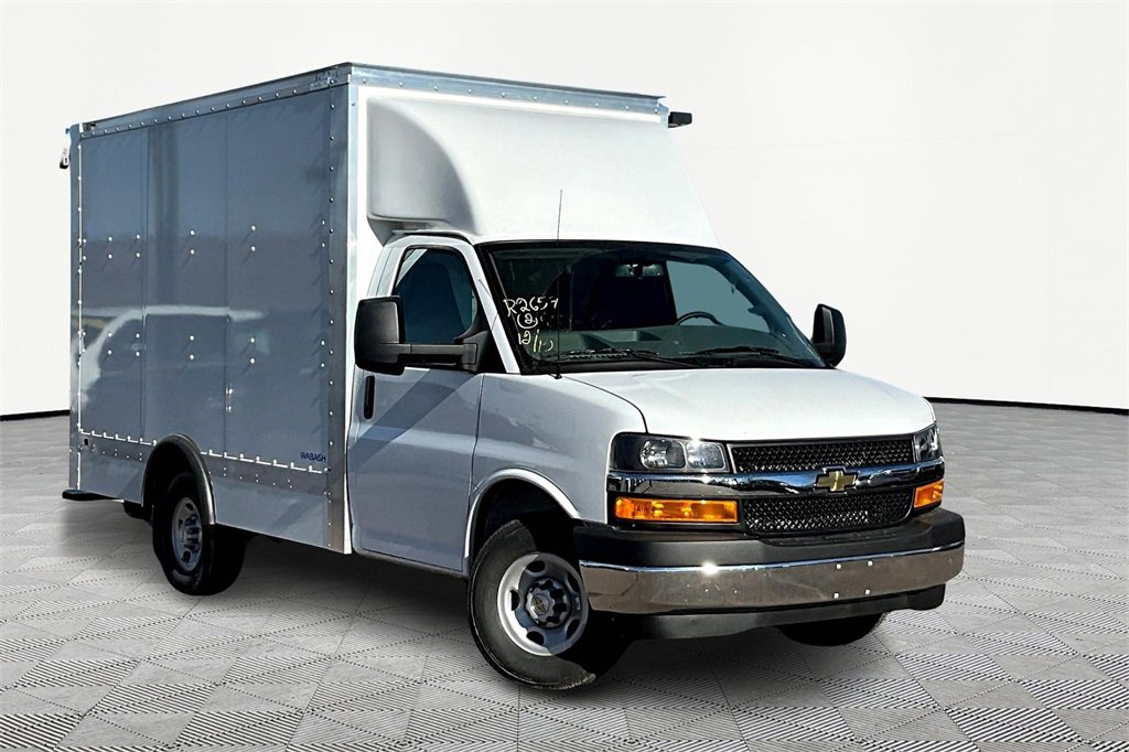 2024 Chevrolet Express Cutaway 3500 photo 2