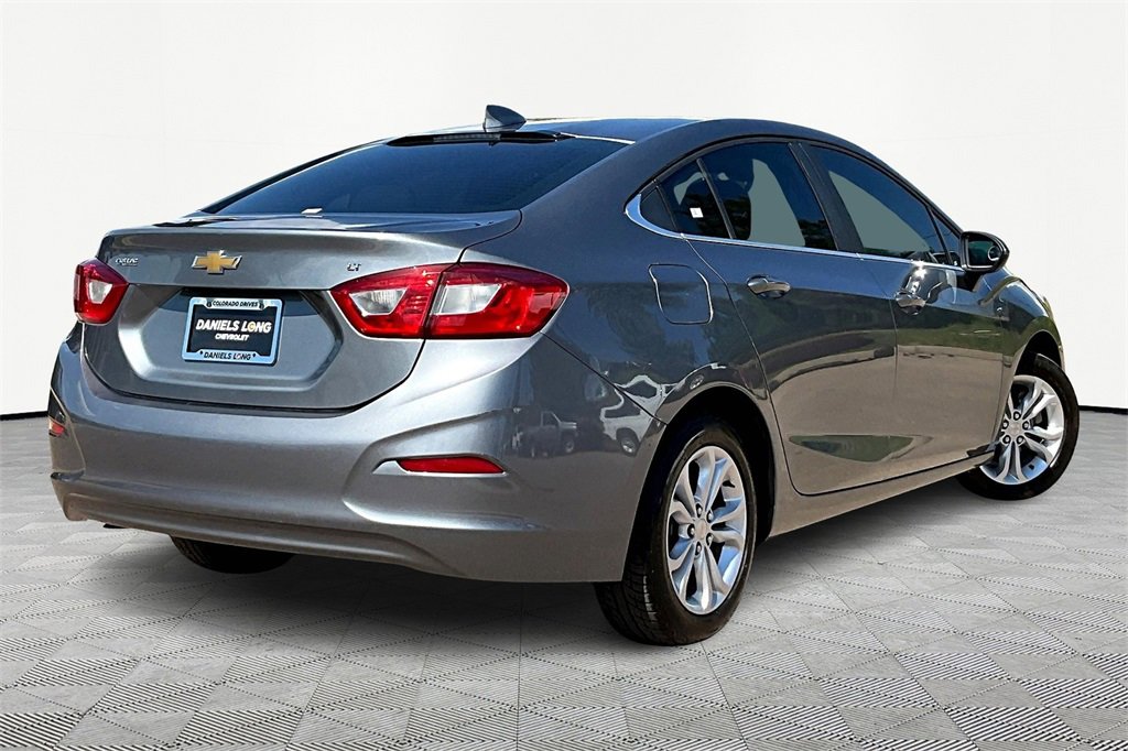 2019 Chevrolet Cruze LT photo 2