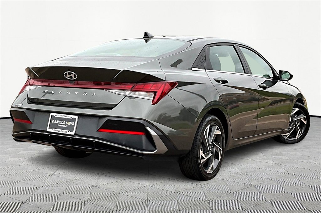 2024 Hyundai Elantra SEL photo 2