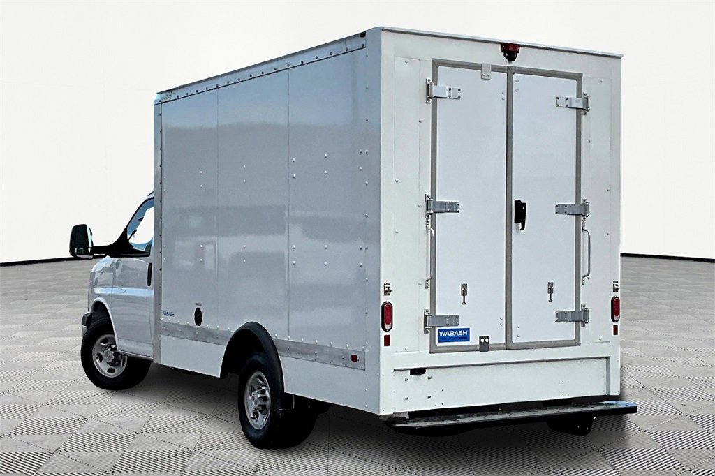 2024 Chevrolet Express Cutaway 3500 photo 3