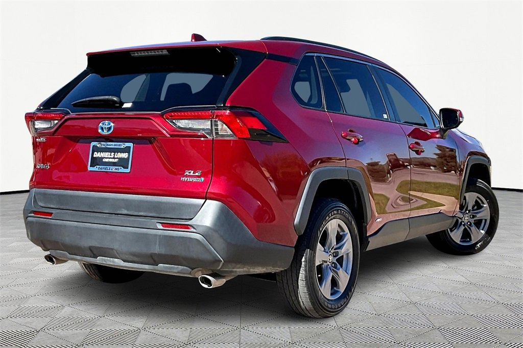 2022 Toyota RAV4 Hybrid XLE photo 2