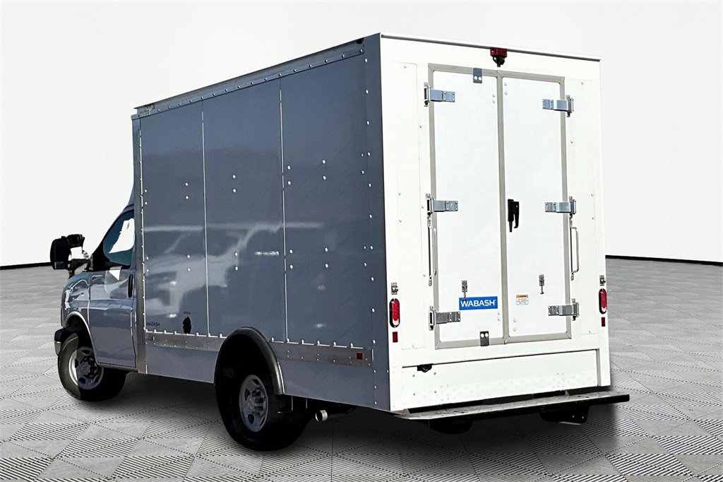 2024 Chevrolet Express Cutaway 3500 photo 3