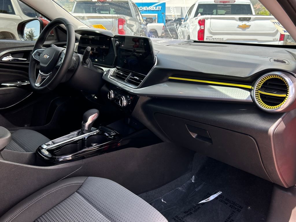 2024 Chevrolet Trax LT - Photo 8