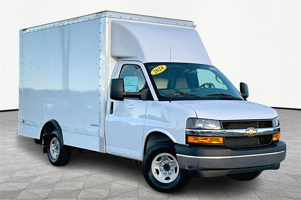 2024 Chevrolet Express Cutaway 3500 photo 2