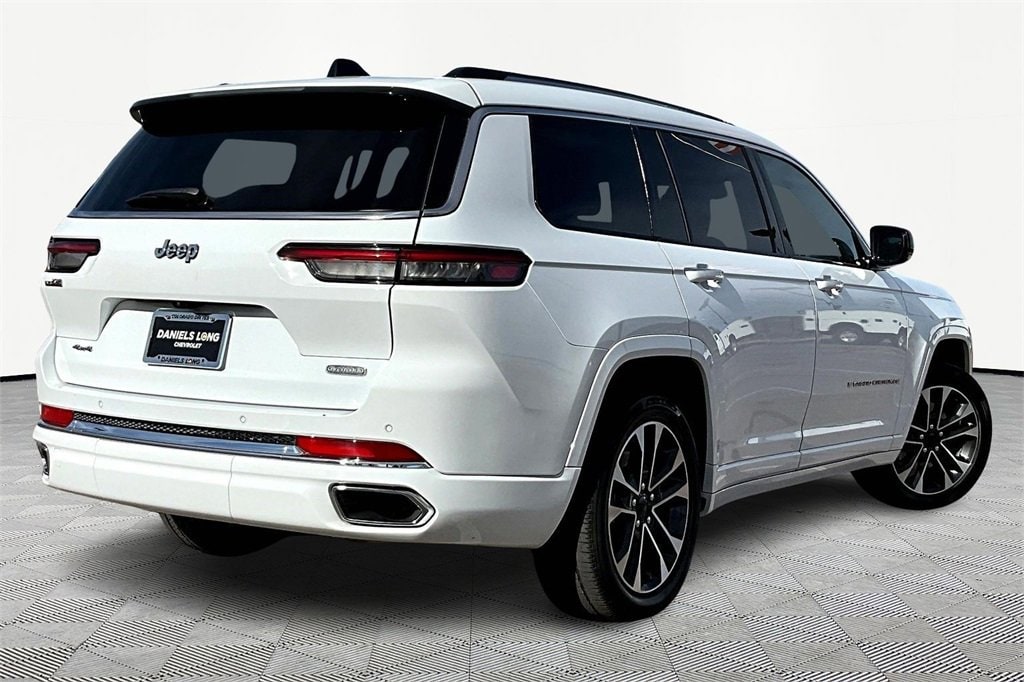 2023 Jeep Grand Cherokee Overland photo 2