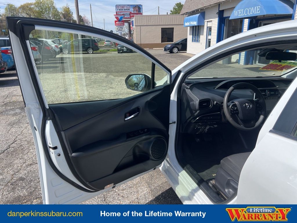 2021 Toyota Prius LE - Photo 24