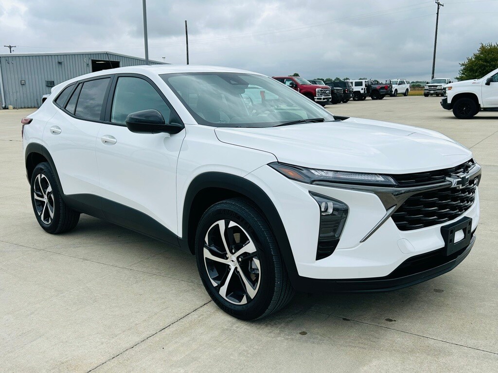 2024 Chevrolet Trax photo 2