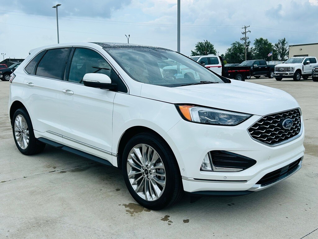 2024 Ford Edge Titanium photo 2