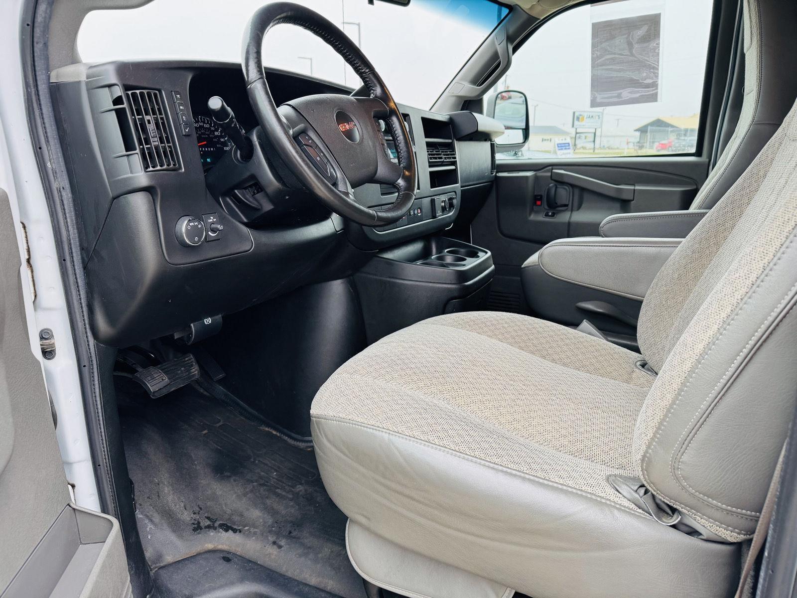 2022 Gmc Savana Cargo photo 2