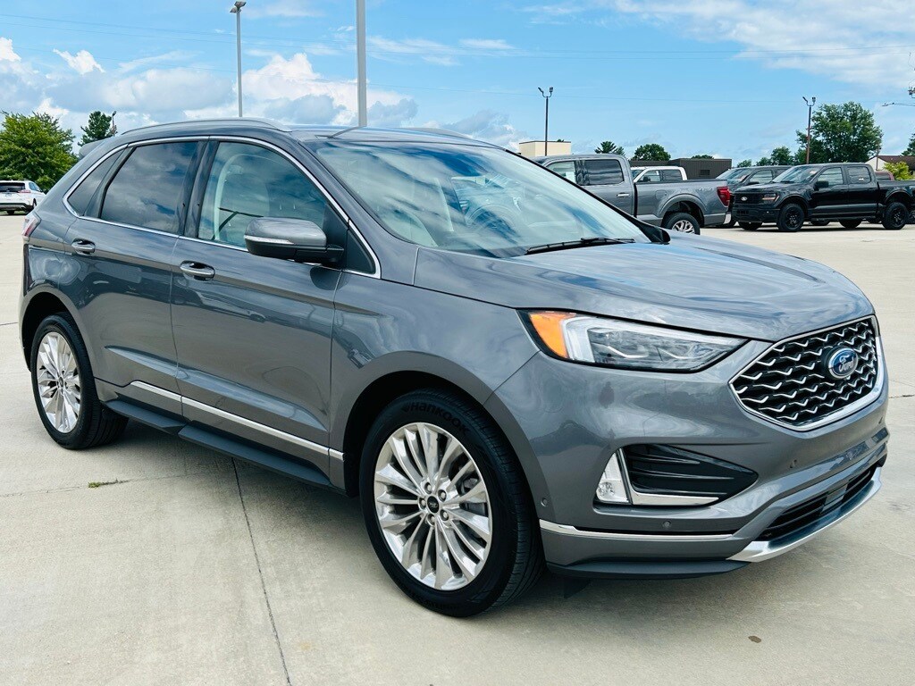 2024 Ford Edge Titanium photo 2