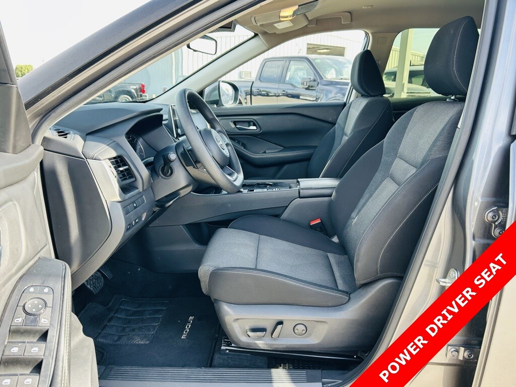 2024 Nissan Rogue SV photo 2